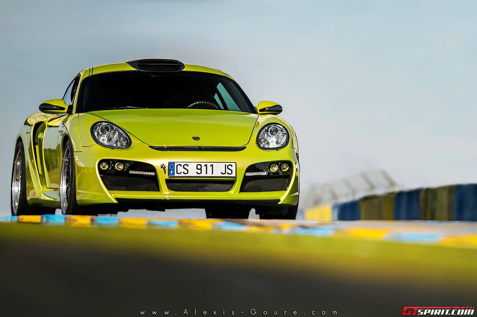 Потрясающий зеленый Porsche Cayman от TechArt